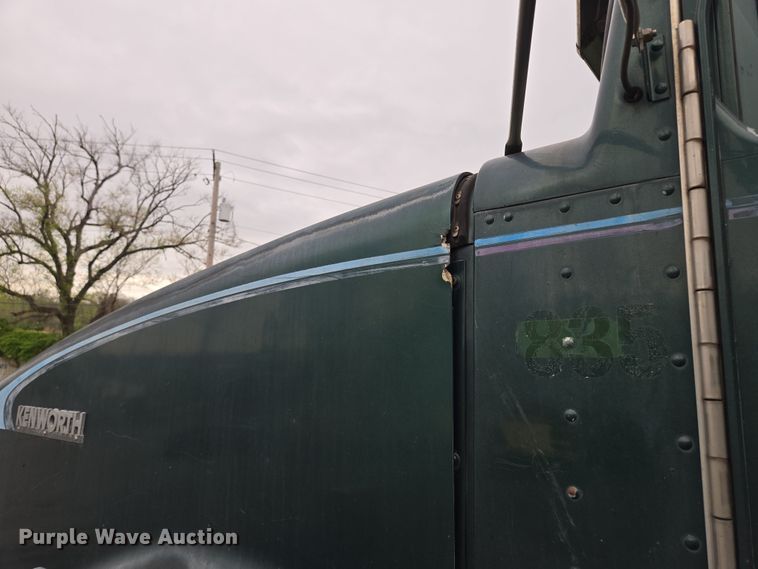 image for item EM7082 1996 Kenworth T800B truck cab and chassis