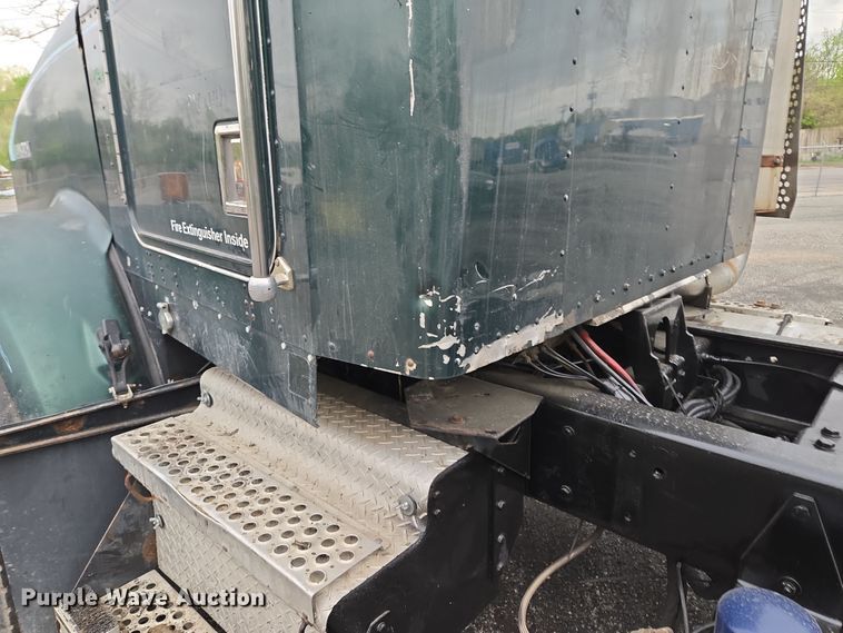 image for item EM7082 1996 Kenworth T800B truck cab and chassis