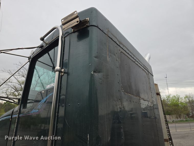 image for item EM7082 1996 Kenworth T800B truck cab and chassis