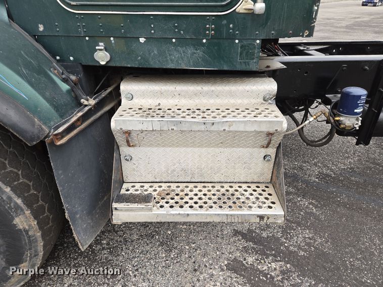 image for item EM7082 1996 Kenworth T800B truck cab and chassis