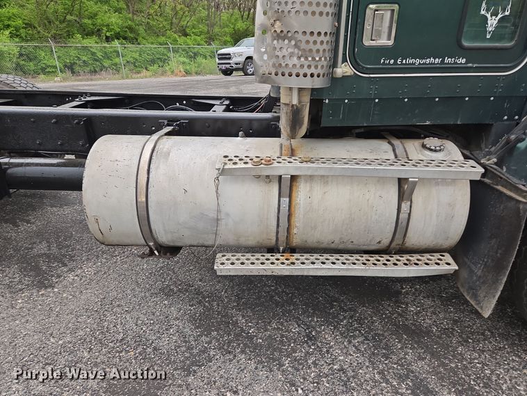 image for item EM7082 1996 Kenworth T800B truck cab and chassis