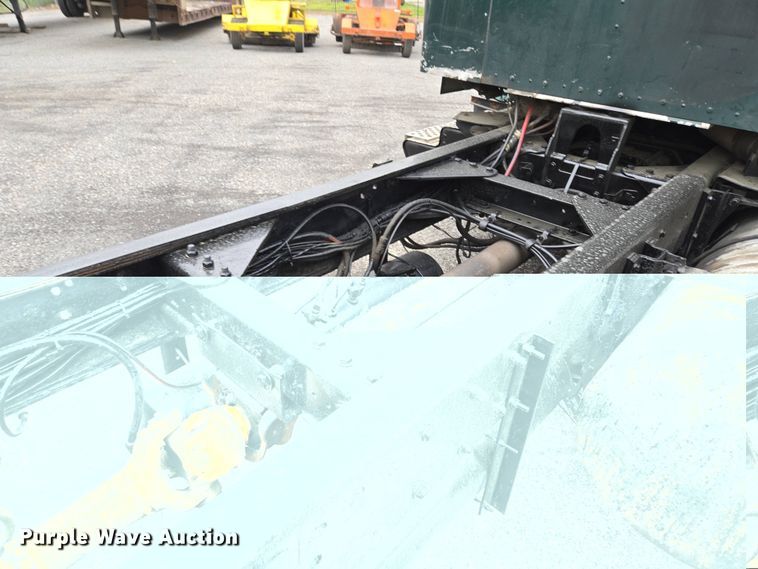 image for item EM7082 1996 Kenworth T800B truck cab and chassis