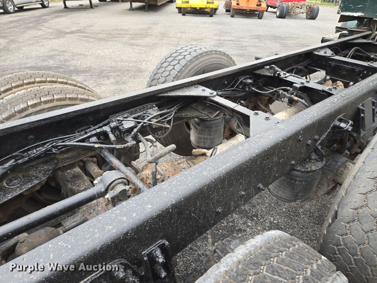 image for item EM7082 1996 Kenworth T800B truck cab and chassis