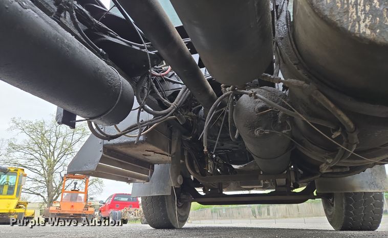 image for item EM7082 1996 Kenworth T800B truck cab and chassis