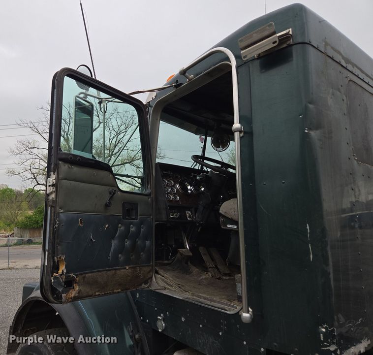 image for item EM7082 1996 Kenworth T800B truck cab and chassis