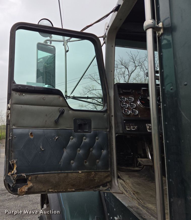 image for item EM7082 1996 Kenworth T800B truck cab and chassis