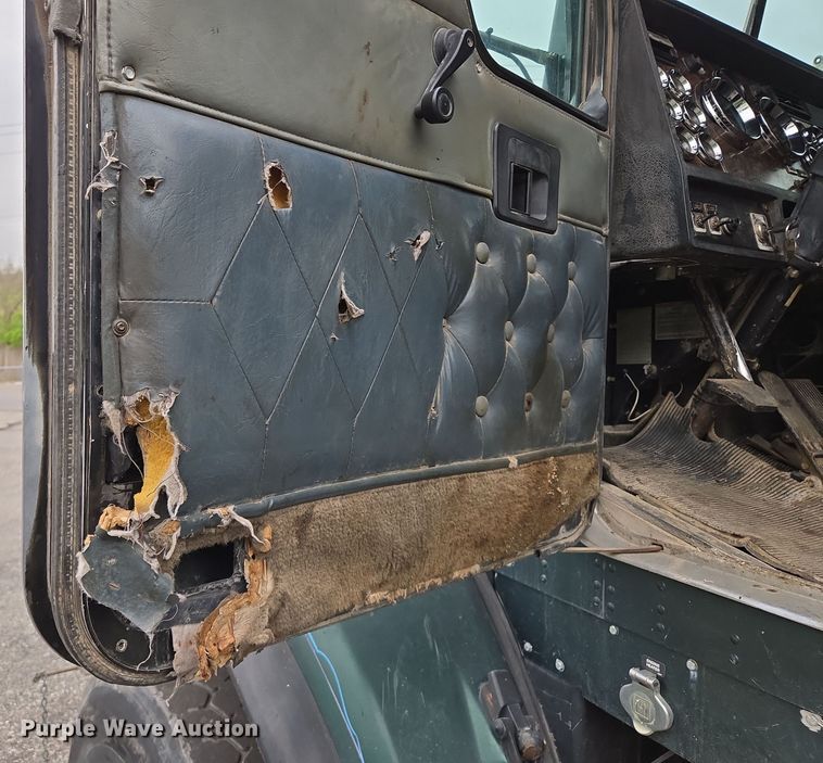 image for item EM7082 1996 Kenworth T800B truck cab and chassis