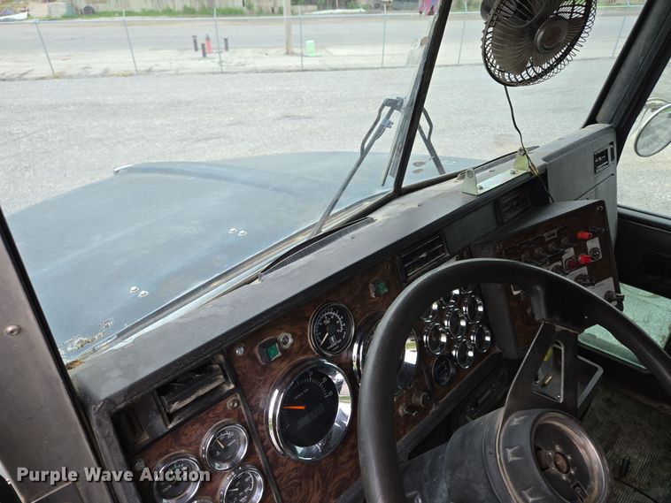 image for item EM7082 1996 Kenworth T800B truck cab and chassis