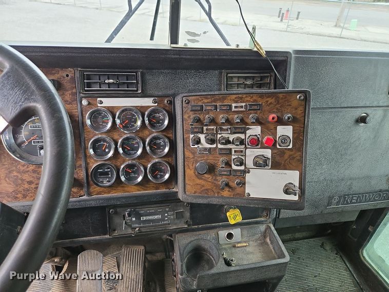 image for item EM7082 1996 Kenworth T800B truck cab and chassis