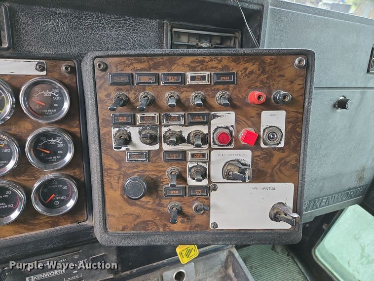 image for item EM7082 1996 Kenworth T800B truck cab and chassis