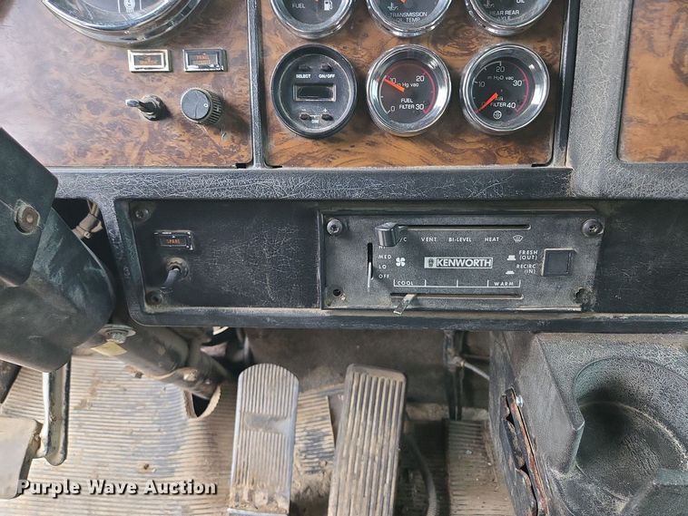 image for item EM7082 1996 Kenworth T800B truck cab and chassis