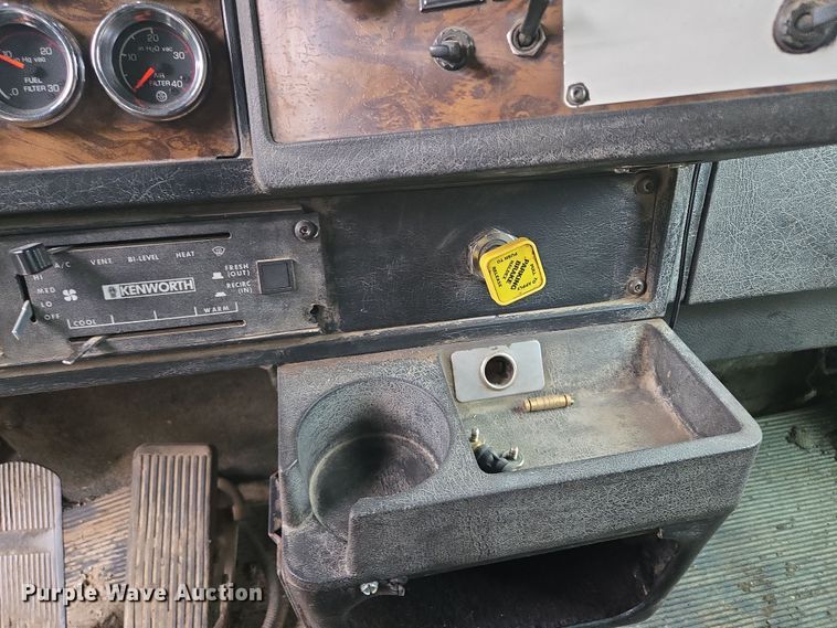 image for item EM7082 1996 Kenworth T800B truck cab and chassis