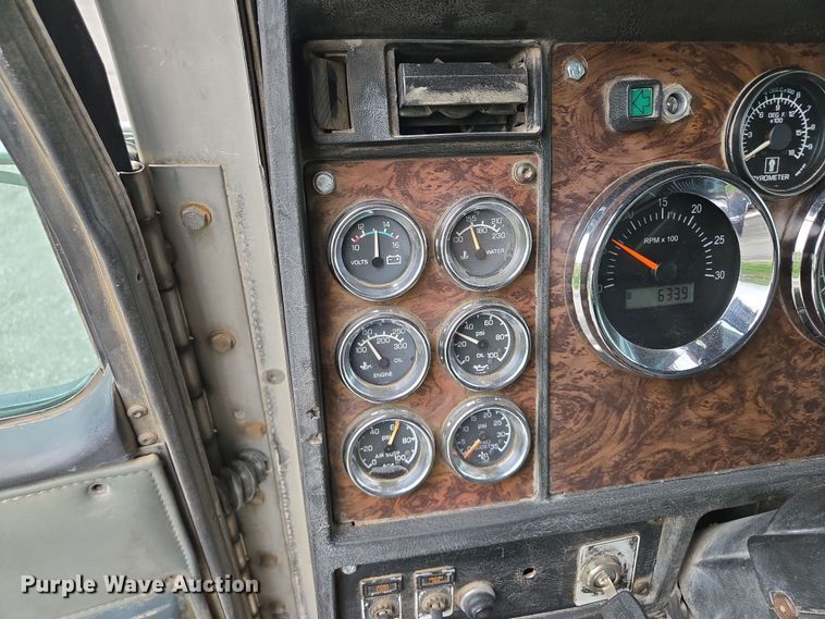 image for item EM7082 1996 Kenworth T800B truck cab and chassis