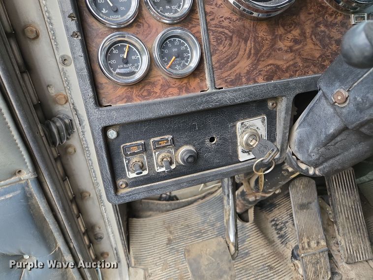 image for item EM7082 1996 Kenworth T800B truck cab and chassis