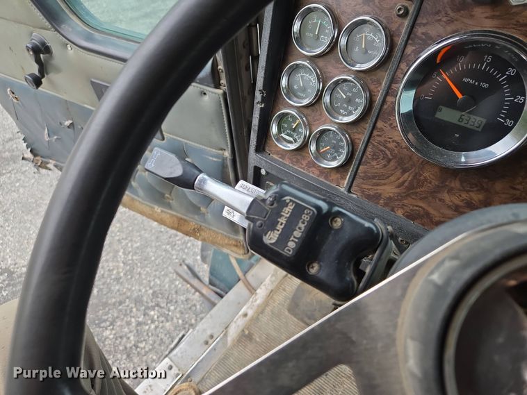 image for item EM7082 1996 Kenworth T800B truck cab and chassis