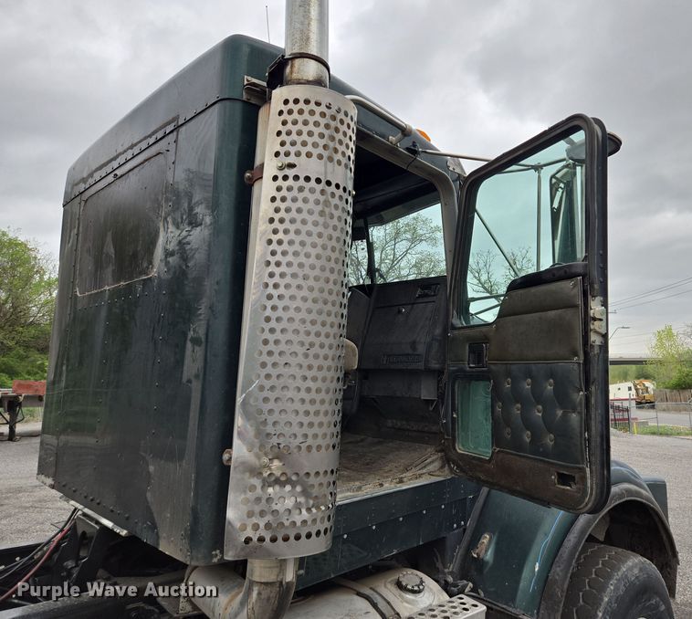 image for item EM7082 1996 Kenworth T800B truck cab and chassis