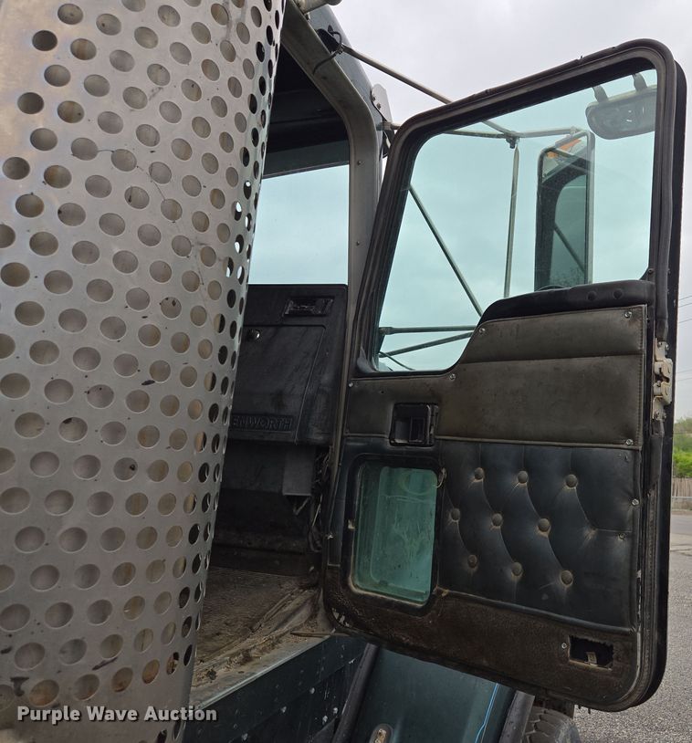 image for item EM7082 1996 Kenworth T800B truck cab and chassis