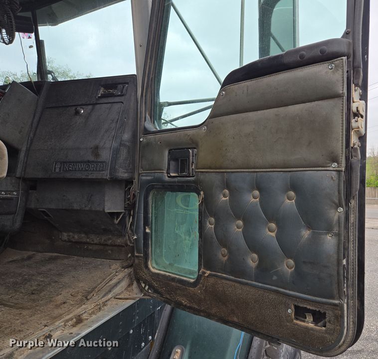 image for item EM7082 1996 Kenworth T800B truck cab and chassis