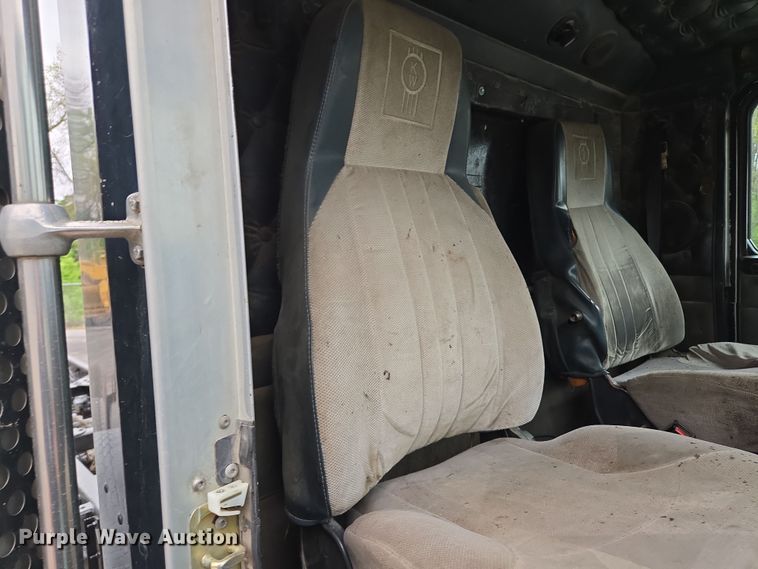 image for item EM7082 1996 Kenworth T800B truck cab and chassis