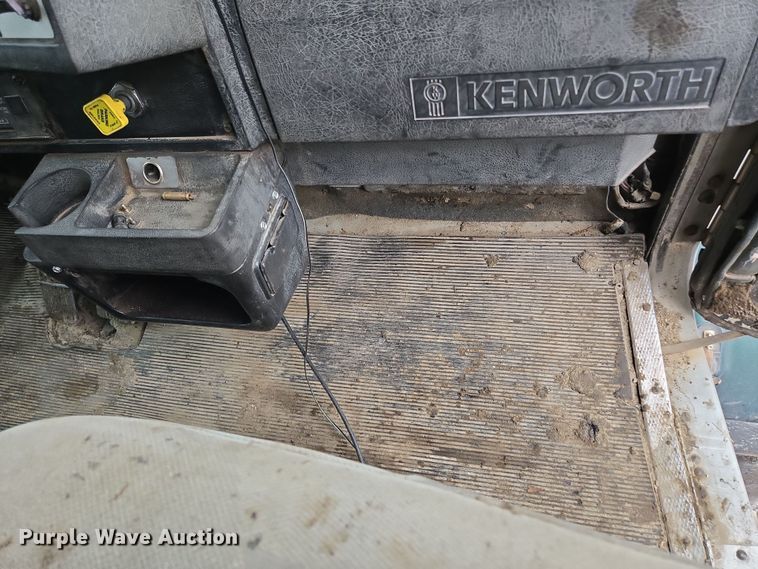 image for item EM7082 1996 Kenworth T800B truck cab and chassis