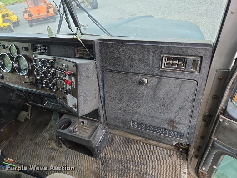 image for item EM7082 1996 Kenworth T800B truck cab and chassis