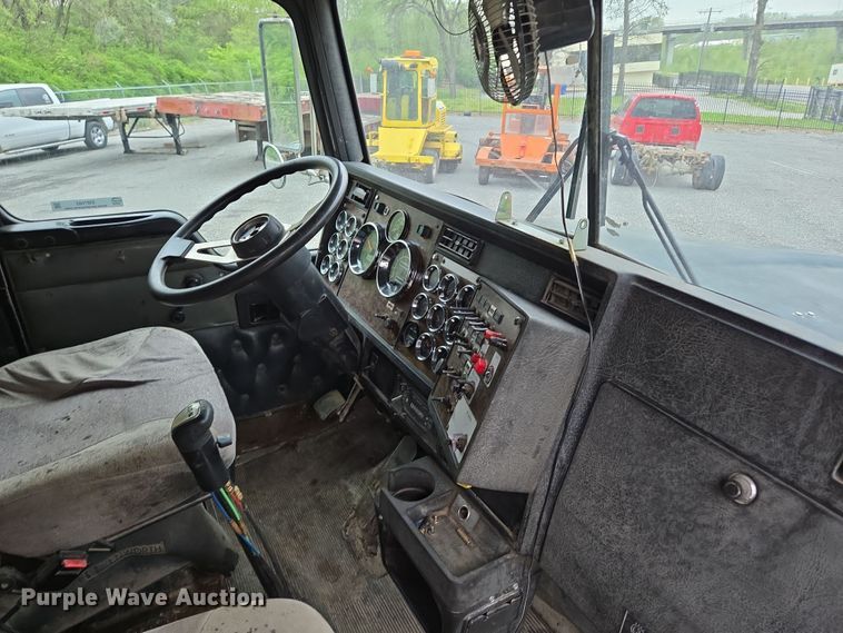 image for item EM7082 1996 Kenworth T800B truck cab and chassis