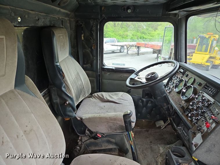 image for item EM7082 1996 Kenworth T800B truck cab and chassis