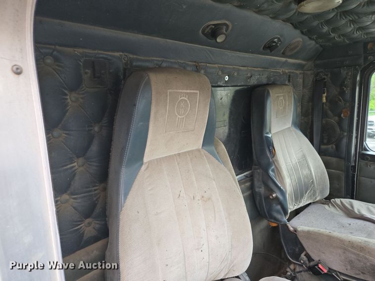 image for item EM7082 1996 Kenworth T800B truck cab and chassis