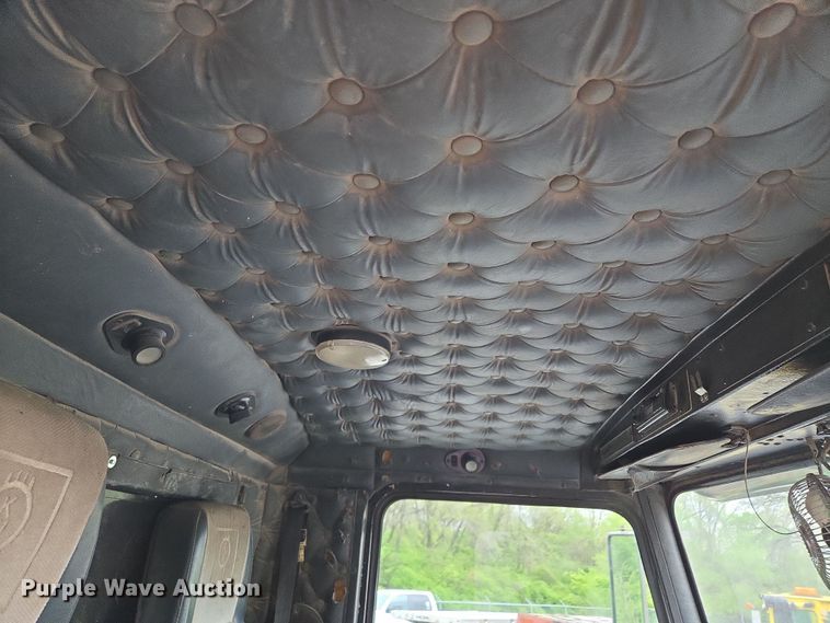 image for item EM7082 1996 Kenworth T800B truck cab and chassis