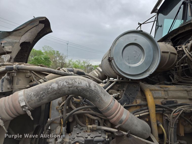 image for item EM7082 1996 Kenworth T800B truck cab and chassis