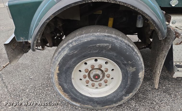 image for item EM7082 1996 Kenworth T800B truck cab and chassis