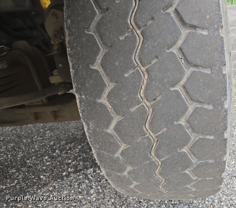 image for item EM7082 1996 Kenworth T800B truck cab and chassis