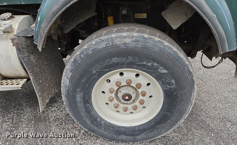 image for item EM7082 1996 Kenworth T800B truck cab and chassis