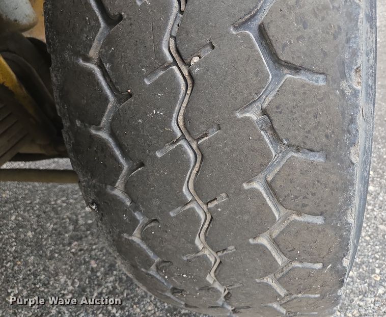 image for item EM7082 1996 Kenworth T800B truck cab and chassis