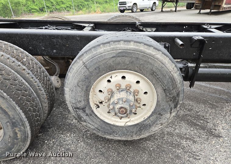 image for item EM7082 1996 Kenworth T800B truck cab and chassis