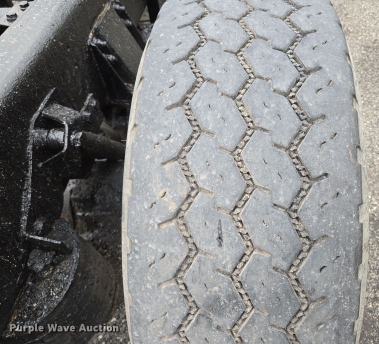 image for item EM7082 1996 Kenworth T800B truck cab and chassis