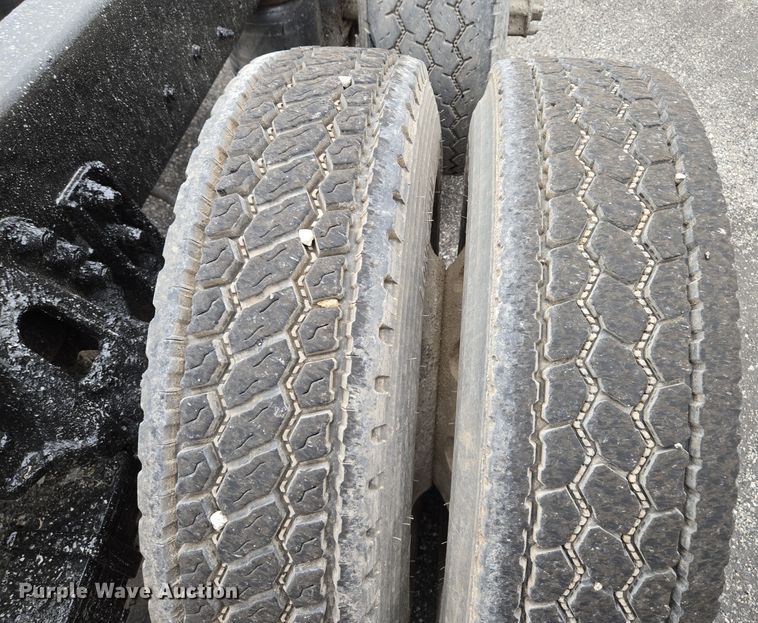 image for item EM7082 1996 Kenworth T800B truck cab and chassis