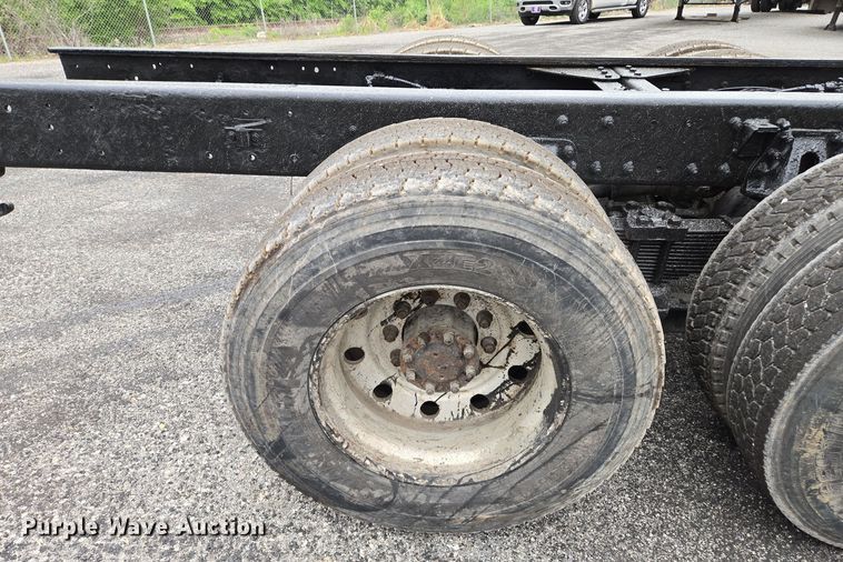 image for item EM7082 1996 Kenworth T800B truck cab and chassis