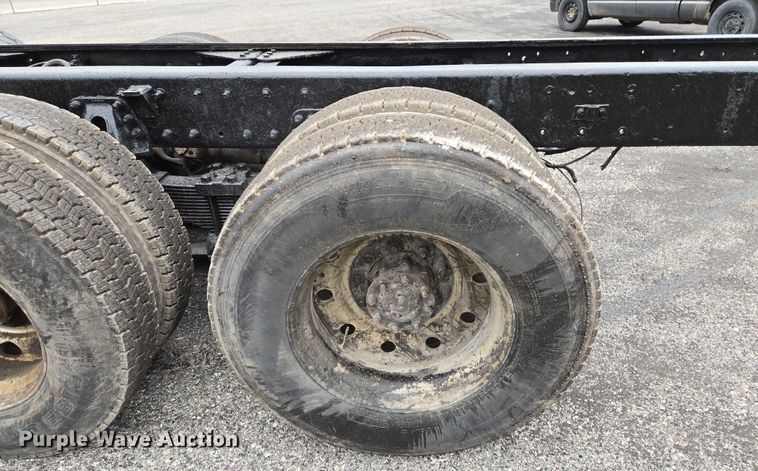 image for item EM7082 1996 Kenworth T800B truck cab and chassis