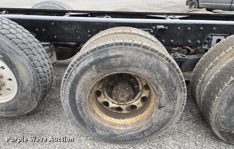 image for item EM7082 1996 Kenworth T800B truck cab and chassis