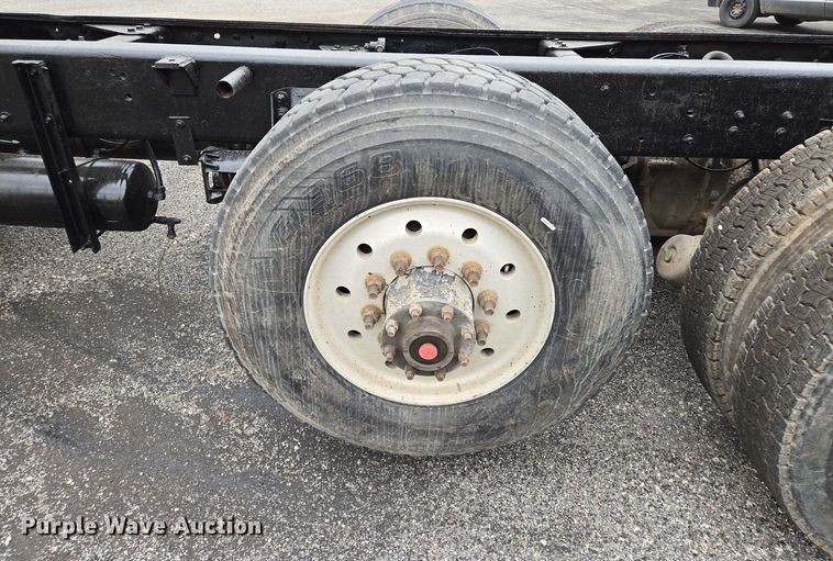 image for item EM7082 1996 Kenworth T800B truck cab and chassis