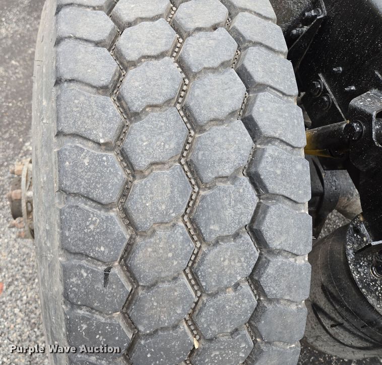 image for item EM7082 1996 Kenworth T800B truck cab and chassis