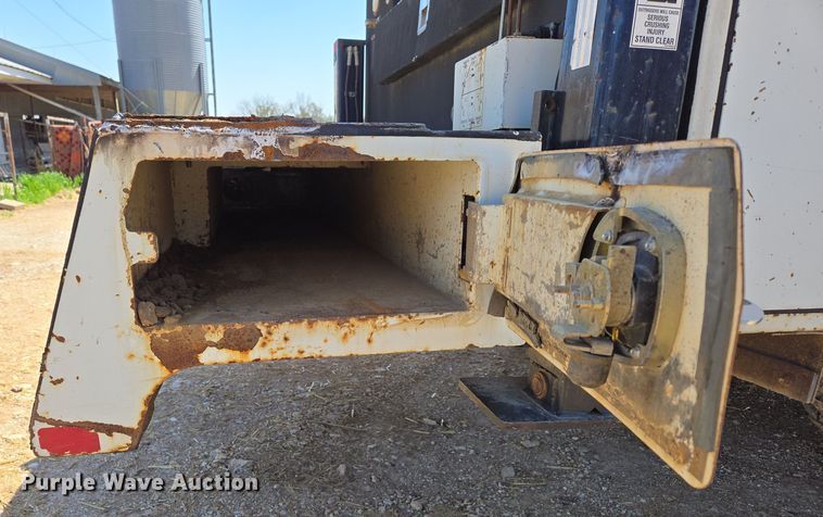 image for item EN3604 2009 International 4400 SBA utility / service truck