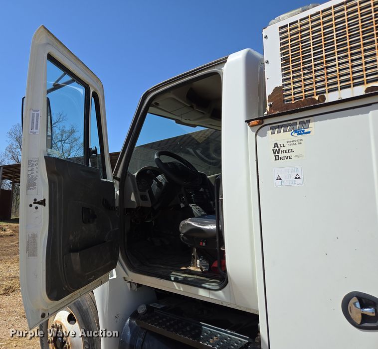 image for item EN3604 2009 International 4400 SBA utility / service truck