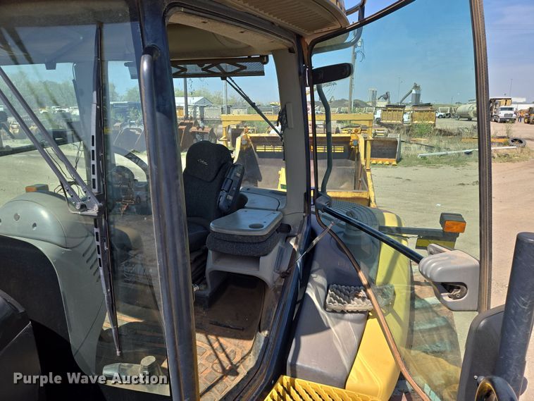 image for item EN8890 2004 Caterpillar  Challenger MT855 tractor