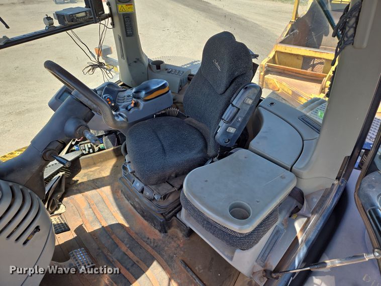 image for item EN8890 2004 Caterpillar  Challenger MT855 tractor