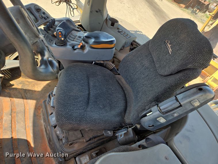 image for item EN8890 2004 Caterpillar  Challenger MT855 tractor