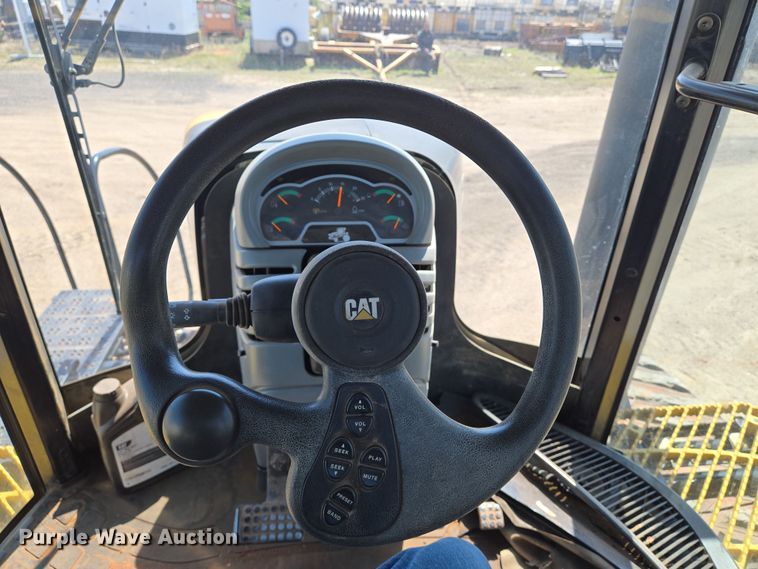 image for item EN8890 2004 Caterpillar  Challenger MT855 tractor