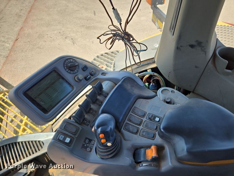 image for item EN8890 2004 Caterpillar  Challenger MT855 tractor