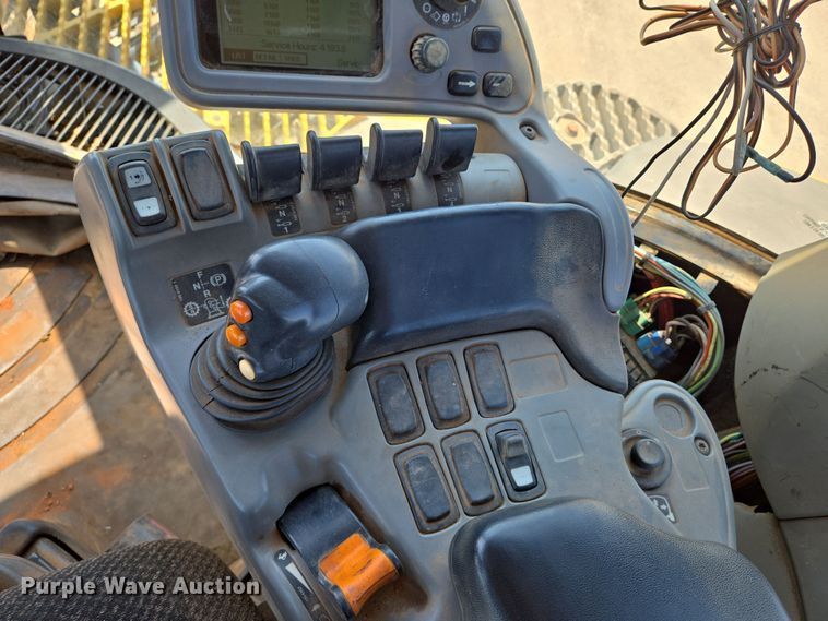 image for item EN8890 2004 Caterpillar  Challenger MT855 tractor